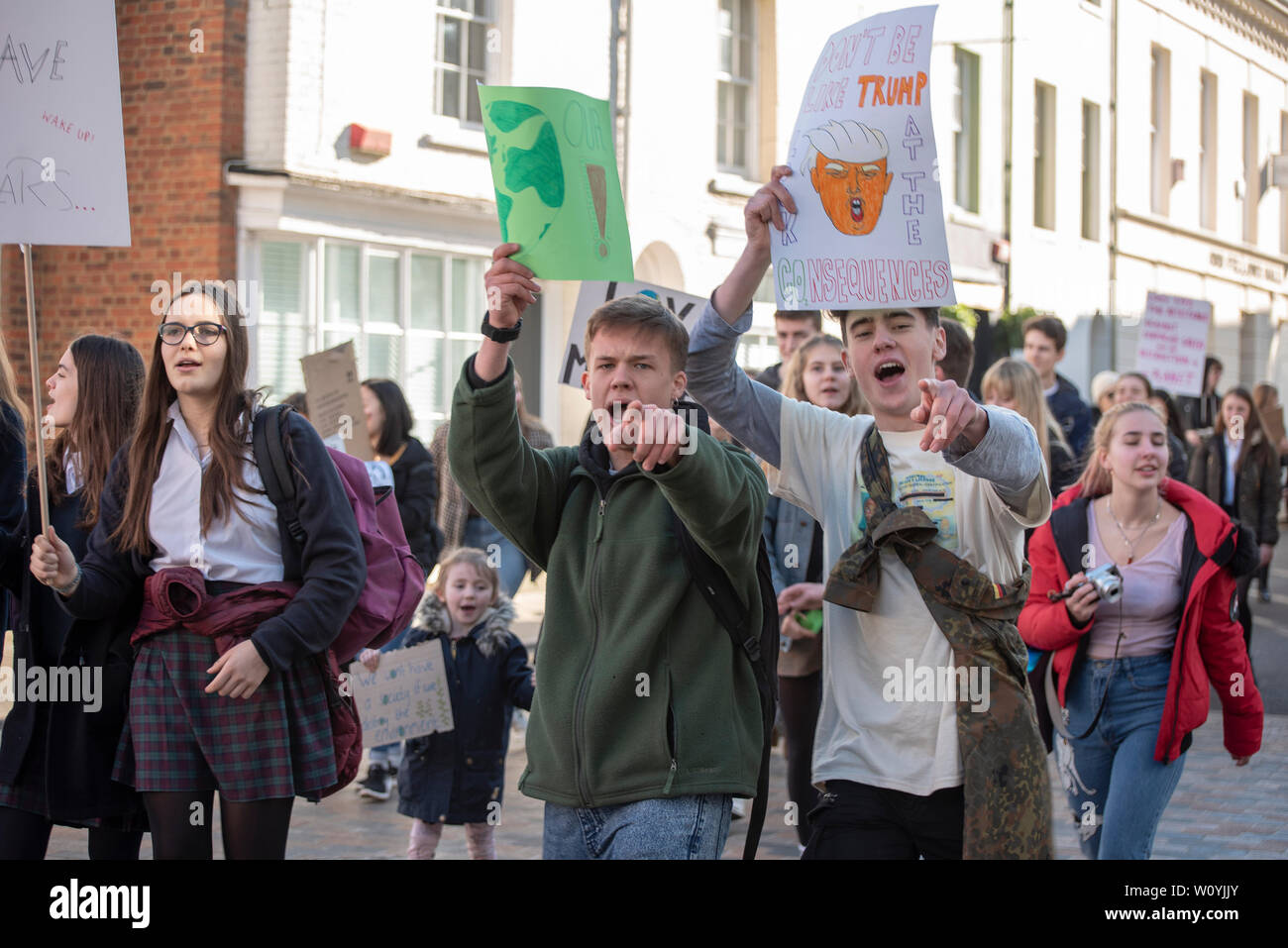 Junge Menschen zeigen, mit Trumpf Plakate, an den Klimawandel März UK Stockfoto