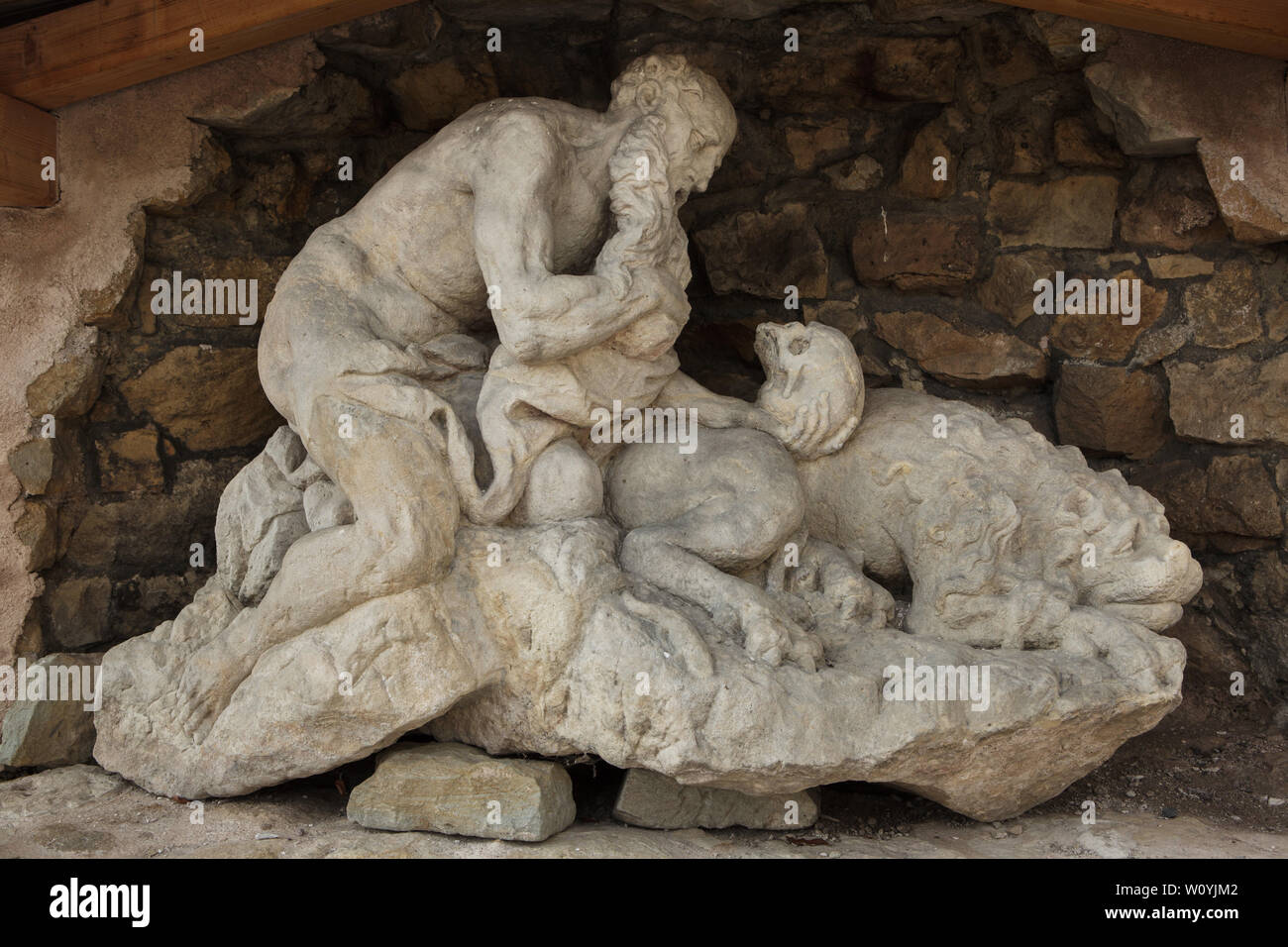 Statue des heiligen Hieronymus geschnitzt von berühmten in Österreich geborene Bildhauer Matthias Bernhard Braun (matyáš Bernard Braun) auf der Anzeige im Garten der Kuks Krankenhaus in Ostböhmen, Tschechische Republik. Die Statue wurde von 1726 bis 1734 direkt in Sandsteinfelsen in der Nähe der Open-Air-skulpturalen Galerie bekannt als Braunův Betlém (Braun Bethlehem) im Wald in der Nähe des nahe gelegenen Dorf Žireč geschnitzt und später in den Garten übertragen. Die Braunův Betlém gilt als eines der Meisterwerke des böhmischen Barock Skulptur werden. Stockfoto