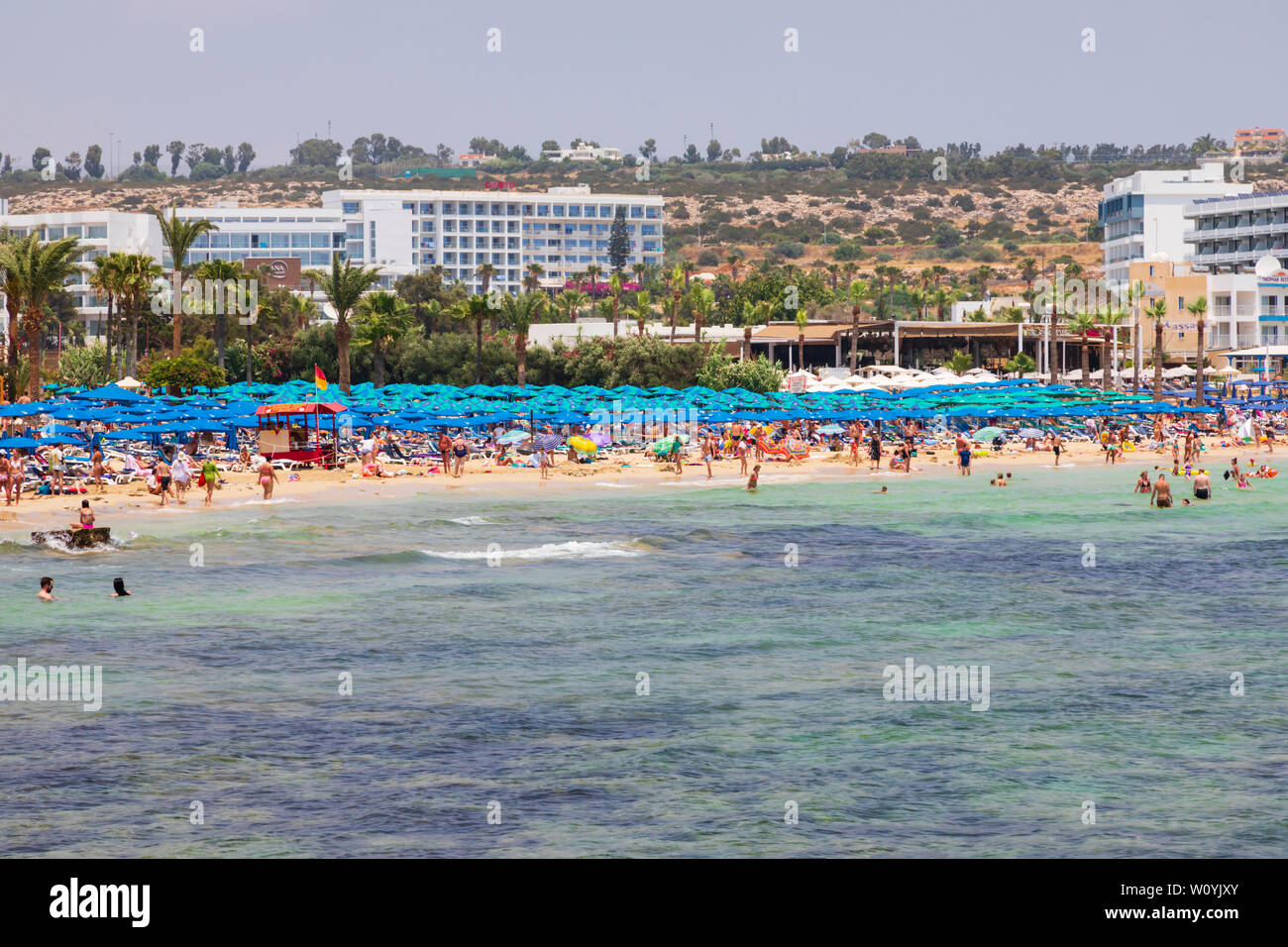 Touristen auf Pantachou Strand und das Schwimmen im Meer, Ayia Napa, Protaras, Zypern Stockfoto