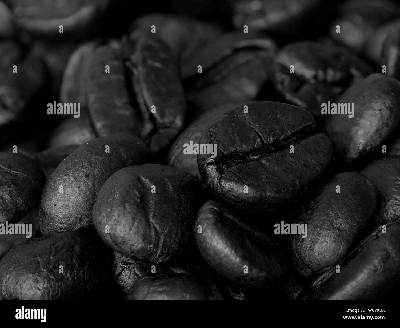 Close-up von gerösteten Kaffeebohnen, Hintergrund mit Ausgewählten konzentrieren, Schwarz und Weiß Stockfoto