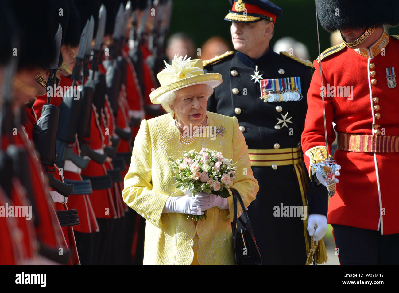 Edinburgh, Großbritannien. 28. Juni 2019. Ihre Majestät die Königin die Zeremonie der Schlüssel im Palast von Holyroodhouse in Edinburgh besucht. Die Ehrengarde wird F Coy Scots Guards. Rohre und Trommeln sind von der 1. Bataillon, Scots Guards und Musik durch die Band des Royal Regiment von Schottland. Credit: Colin Fisher/Alamy leben Nachrichten Stockfoto