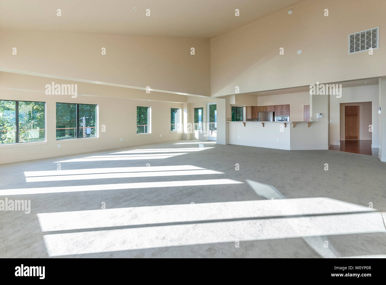 Weitlaufige Wohnzimmer In Einem Leeren Luxus Eigentumswohnung Oder Wohnung Mit Blick Auf Die Kuche Stockfotografie Alamy