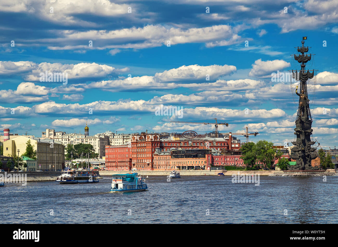 Moskau, Russland - Juni 24, 2019: Blick von krymskaya Bahndamm Moskau Fluss und Peter den Großen Statue. Stockfoto