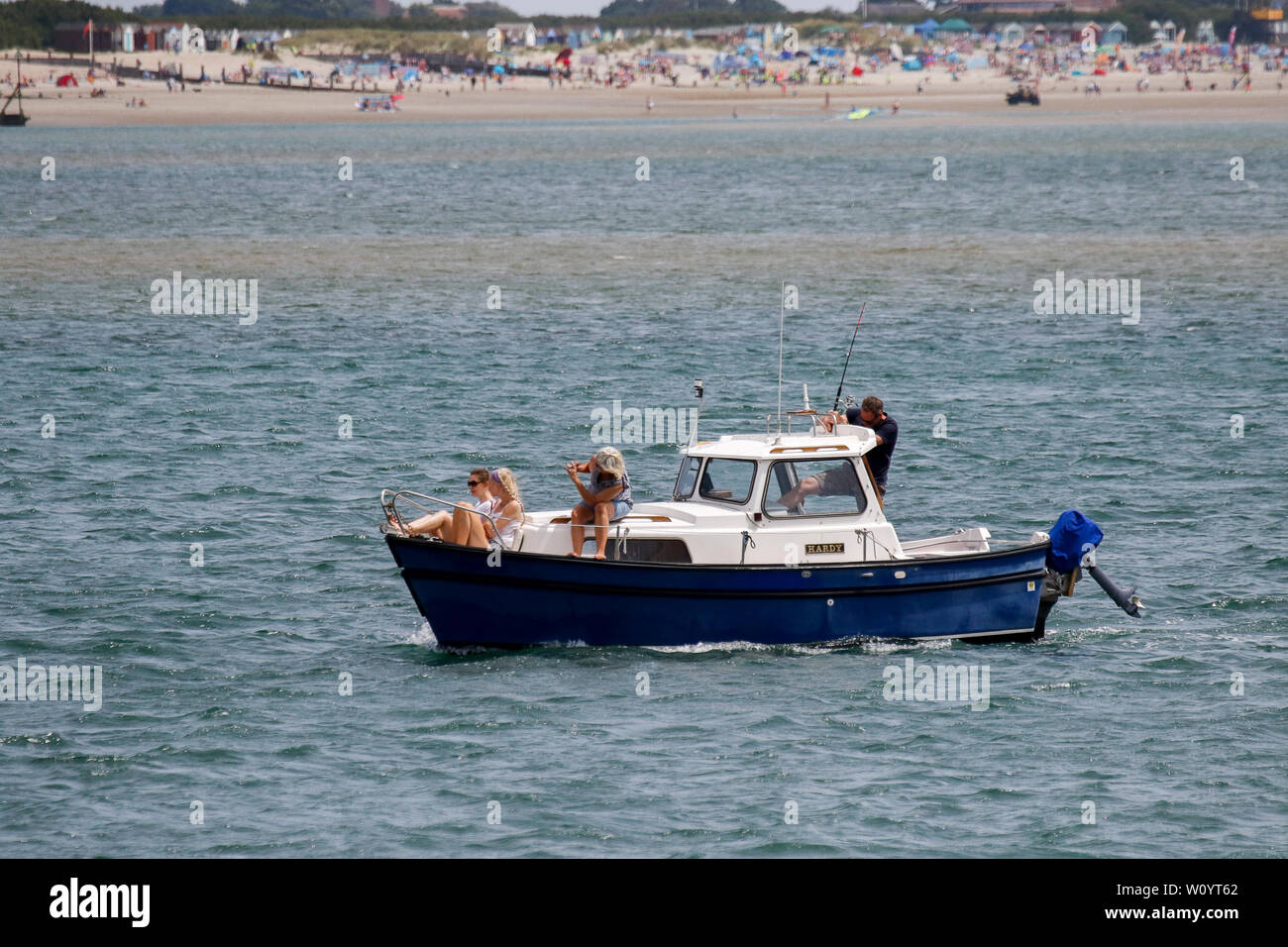 Bracklesham Straße, Hayling Island. 28. Juni 2019. Schöne sonnige Wetter entlang der Südküste heute. Tagesausflügler genießen das Wetter in Hayling Island Sailing Club in Hampshire. Credit: James Jagger/Alamy leben Nachrichten Stockfoto