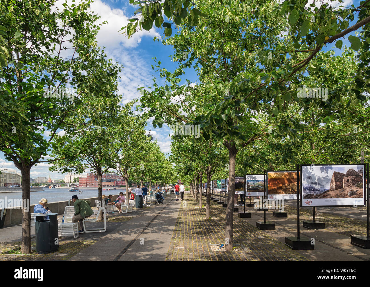 Moskau, Russland - Juni 24, 2019: Bereich Promenade am Ufer der Moskwa im Museon Park. Stockfoto