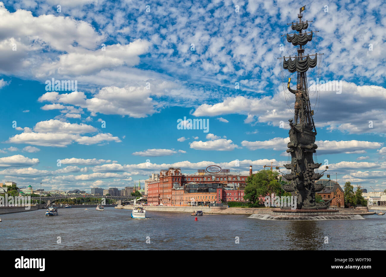 Moskau, Russland - 24. Juni 2019: Moskau Fluss und Peter den Großen Statue. Die Peter der Große Statue ist ein Monument, am westlichen Zusammenfluss o entfernt Stockfoto