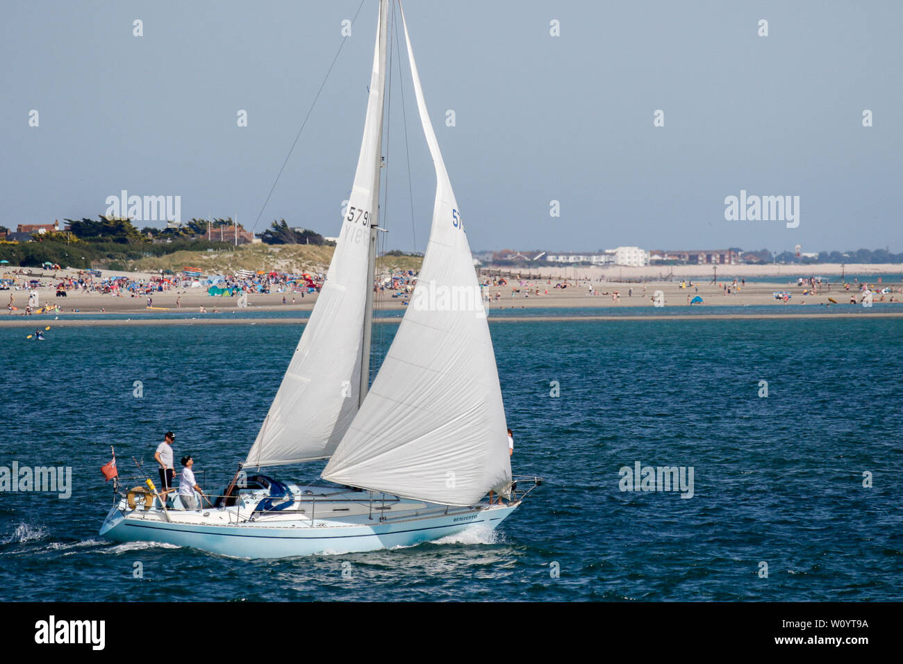 Bracklesham Straße, Hayling Island. 28. Juni 2019. Schöne sonnige Wetter entlang der Südküste heute. Tagesausflügler genießen das Wetter in Hayling Island Sailing Club in Hampshire. Credit: James Jagger/Alamy leben Nachrichten Stockfoto