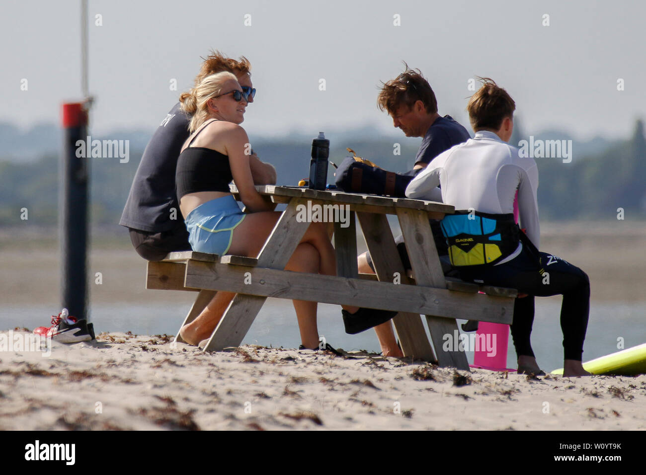 Bracklesham Straße, Hayling Island. 28. Juni 2019. Schöne sonnige Wetter entlang der Südküste heute. Tagesausflügler genießen das Wetter in Hayling Island Sailing Club in Hampshire. Credit: James Jagger/Alamy leben Nachrichten Stockfoto