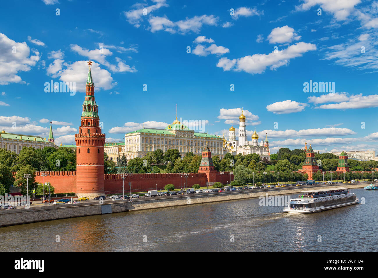 Blick auf den Moskauer Kreml und Kremlevskaya Damm von bolschoj Kamenny Brücke, Moskau, Russland. Stockfoto