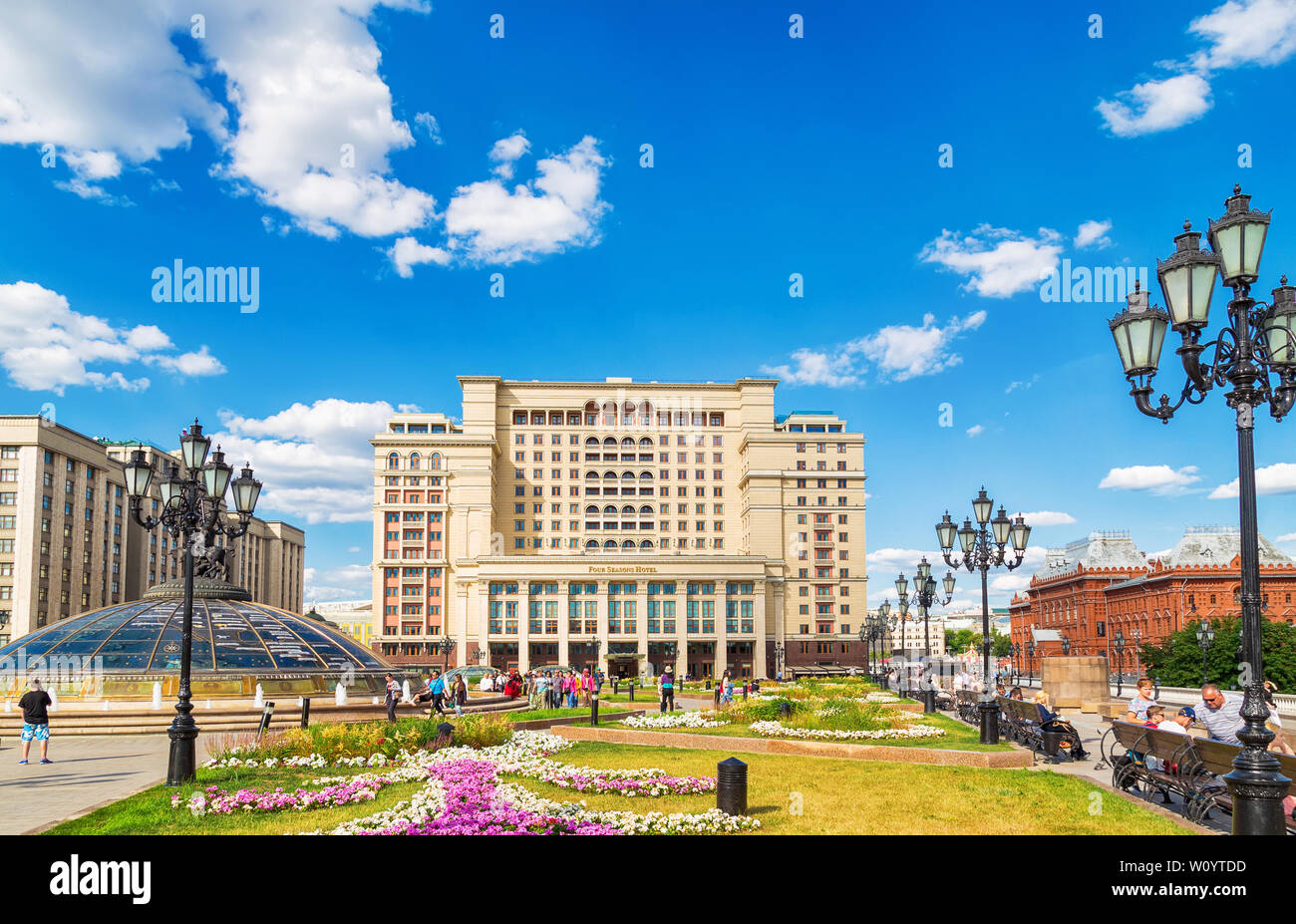 Moskau, Russland - 24. Juni 2019: Das Four Seasons Hotel Moskau ist ein modernes Hotel in Manezhnaya Quadrat. Eine Fassade ist das historische Hotel Moskva repliziert Stockfoto