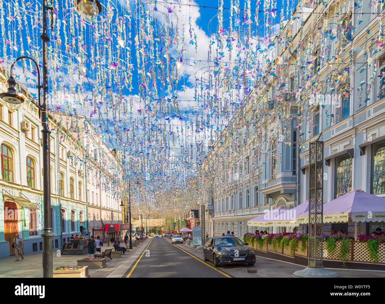 Moskau, Russland - 24. Juni 2019: Bolshaya Dmitrovka Straße in Tverskoy District, Moskau. Blick vom Kamergersky Lane. Stockfoto