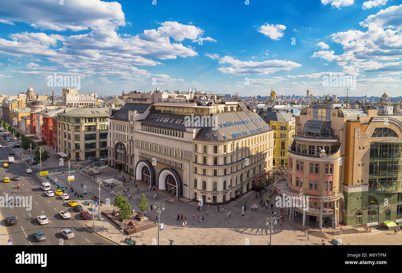 Moskau, Russland - 24. Juni 2019: Das Hotel St. Regis Moskau Nikolskaya und Einkaufszentrum Nautilus Lubyanskaya Platz im Zentrum von Moskau. Stockfoto