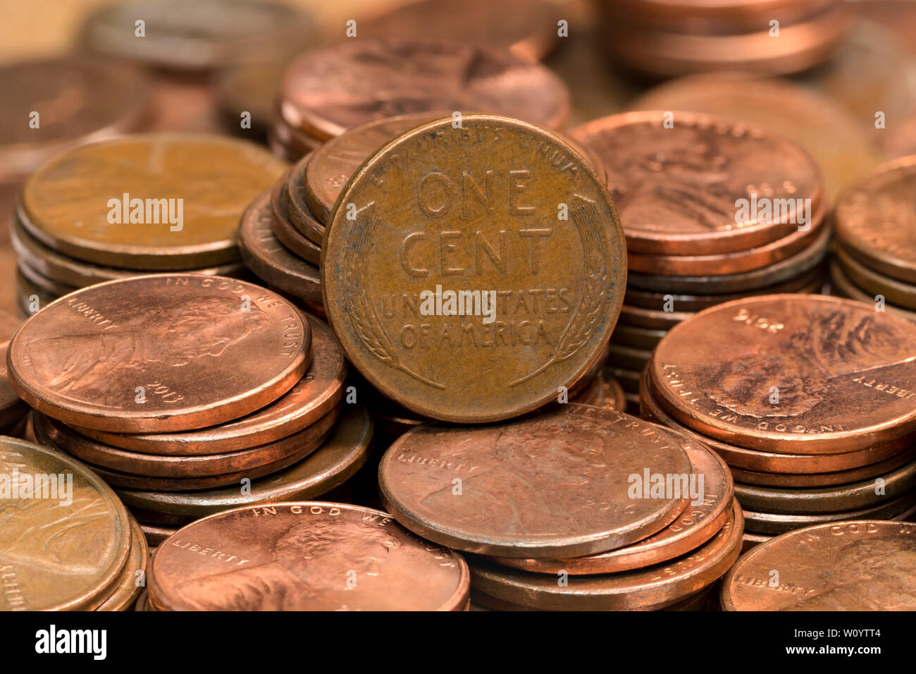 Gestapelte Münzen, Pennies, aufgereiht in Zeilen Stockfoto