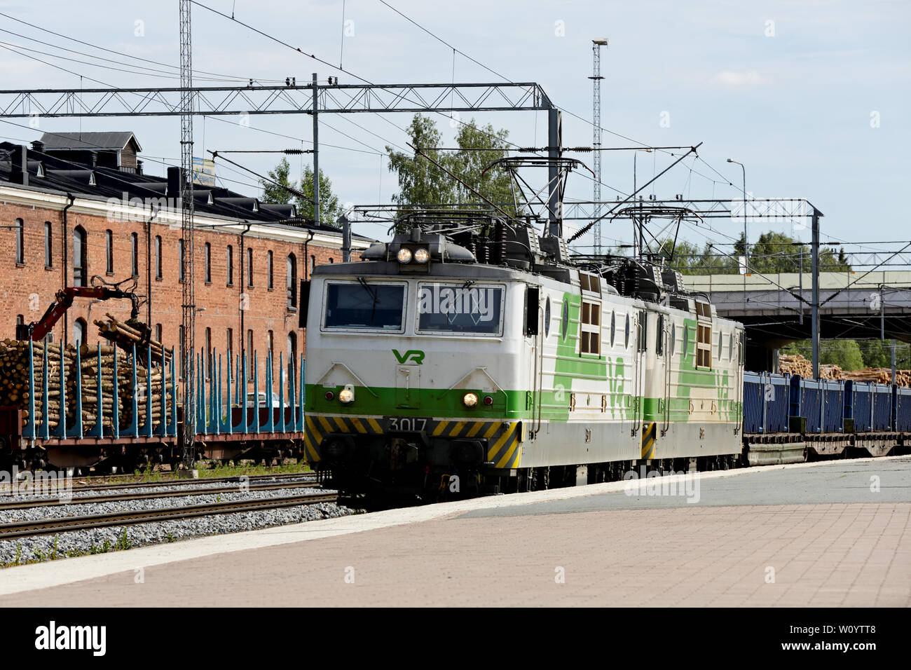 Hameenlinna, Finnland 06/12/2019 in Hameenlinna Bahnhof Green White VR-Zug vorbei mit viel Eisenbahn Stockfoto