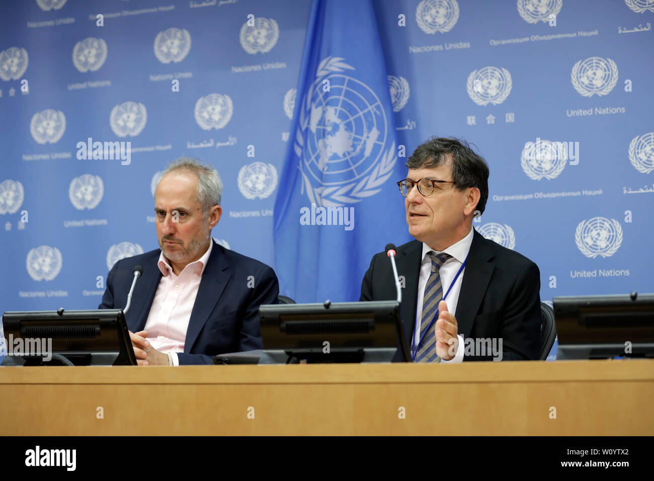 (190628) - DIE VEREINTEN NATIONEN, 28. Juni 2019 (Xinhua) - Frank Laczko (R), Direktor der globalen Migration Data Analysis Center bei der Internationalen Organisation für Migration (IOM), Slips Reportern auf die Veröffentlichung des Berichts "Schwerwiegender Reisen Band 4', am Sitz der Vereinten Nationen in New York, 28. Juni 2019. Rund 1.600 Kinder mit Migrationshintergrund waren tot oder fehlende zwischen 2014 und 2018, ein Durchschnitt von fast jeden Tag, aber viele mehr Go unbekannt, Der neue UN-Bericht am Freitag offenbart. (Xinhua/Li Muzi) Stockfoto