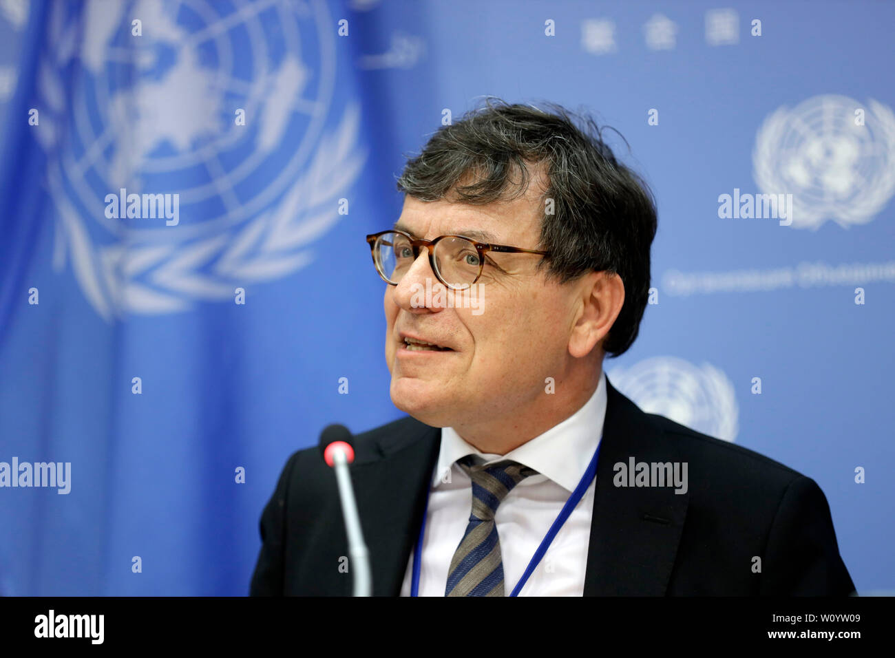 Vereinten Nationen, der Hauptsitz der Vereinten Nationen in New York. 28 Juni, 2019. Frank Laczko, Direktor der globalen Migration Data Analysis Center bei der Internationalen Organisation für Migration (IOM), Slips Reportern auf die Veröffentlichung des Berichts "Schwerwiegender Reisen Band 4', am Sitz der Vereinten Nationen in New York, 28. Juni 2019. Rund 1.600 Kinder mit Migrationshintergrund waren tot oder fehlende zwischen 2014 und 2018, ein Durchschnitt von fast jeden Tag, aber viele mehr Go unbekannt, Der neue UN-Bericht am Freitag offenbart. Credit: Li Muzi/Xinhua/Alamy leben Nachrichten Stockfoto