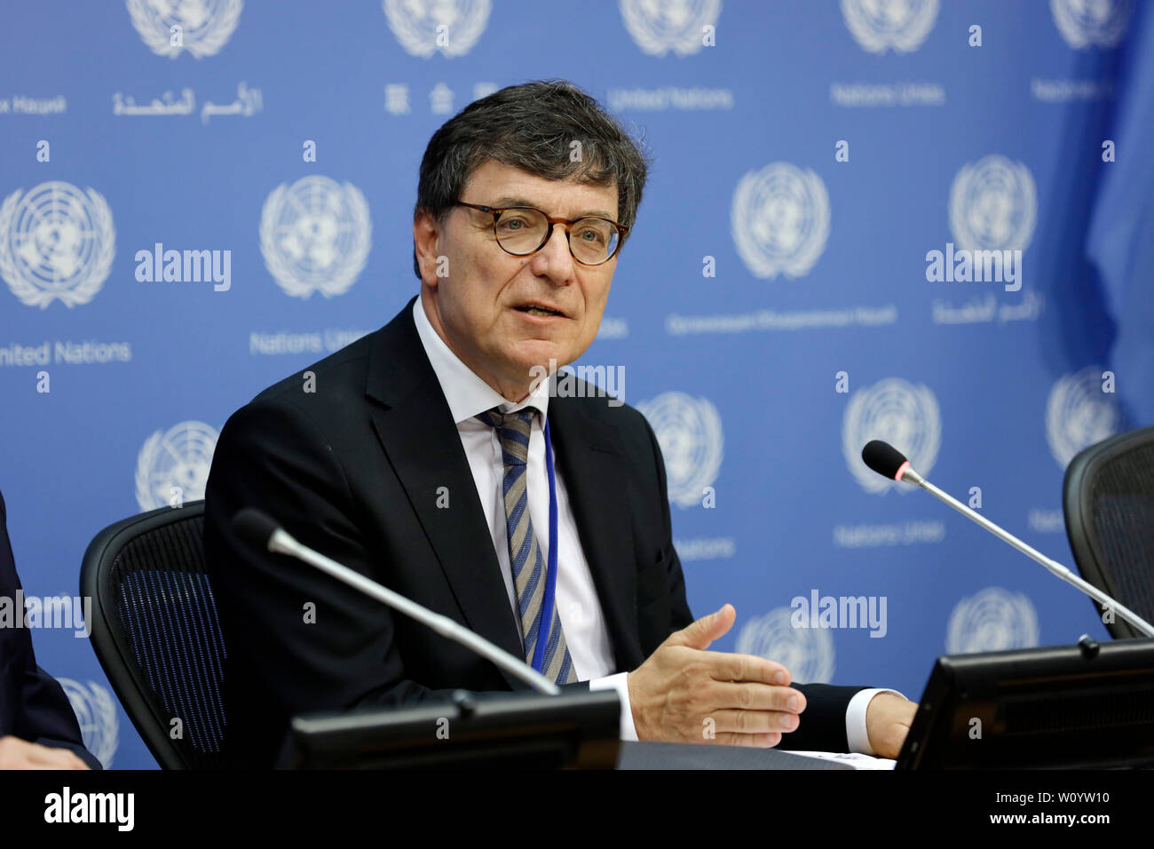 Vereinten Nationen, der Hauptsitz der Vereinten Nationen in New York. 28 Juni, 2019. Frank Laczko, Direktor der globalen Migration Data Analysis Center bei der Internationalen Organisation für Migration (IOM), Slips Reportern auf die Veröffentlichung des Berichts "Schwerwiegender Reisen Band 4', am Sitz der Vereinten Nationen in New York, 28. Juni 2019. Rund 1.600 Kinder mit Migrationshintergrund waren tot oder fehlende zwischen 2014 und 2018, ein Durchschnitt von fast jeden Tag, aber viele mehr Go unbekannt, Der neue UN-Bericht am Freitag offenbart. Credit: Li Muzi/Xinhua/Alamy leben Nachrichten Stockfoto