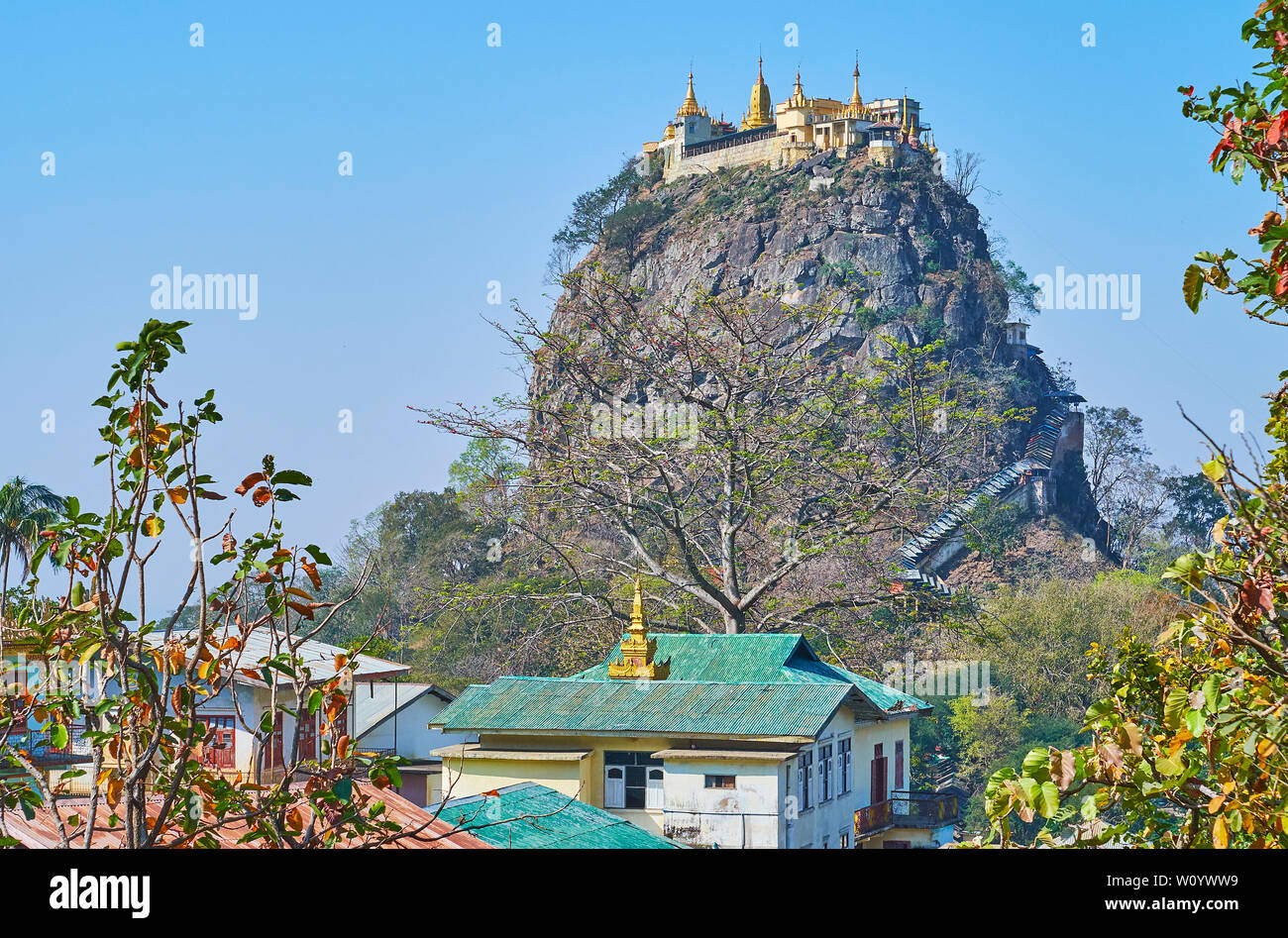 Die Felsen an der Mount Popa ist oft genannt als die wichtigsten vulkanischen Berg, es ist der berühmte Wallfahrtsort, buddhistischen Gläubigen besuchen die Taung Kalat Stockfoto