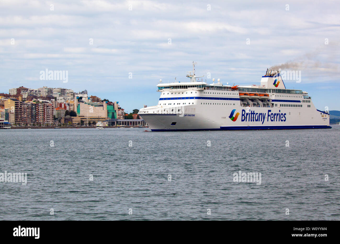 Brittany Ferries Fähre / Kreuzfahrtschiff der Cap Finistere nähert sich dem spanischen Hafen von Santander, Spanien Stockfoto