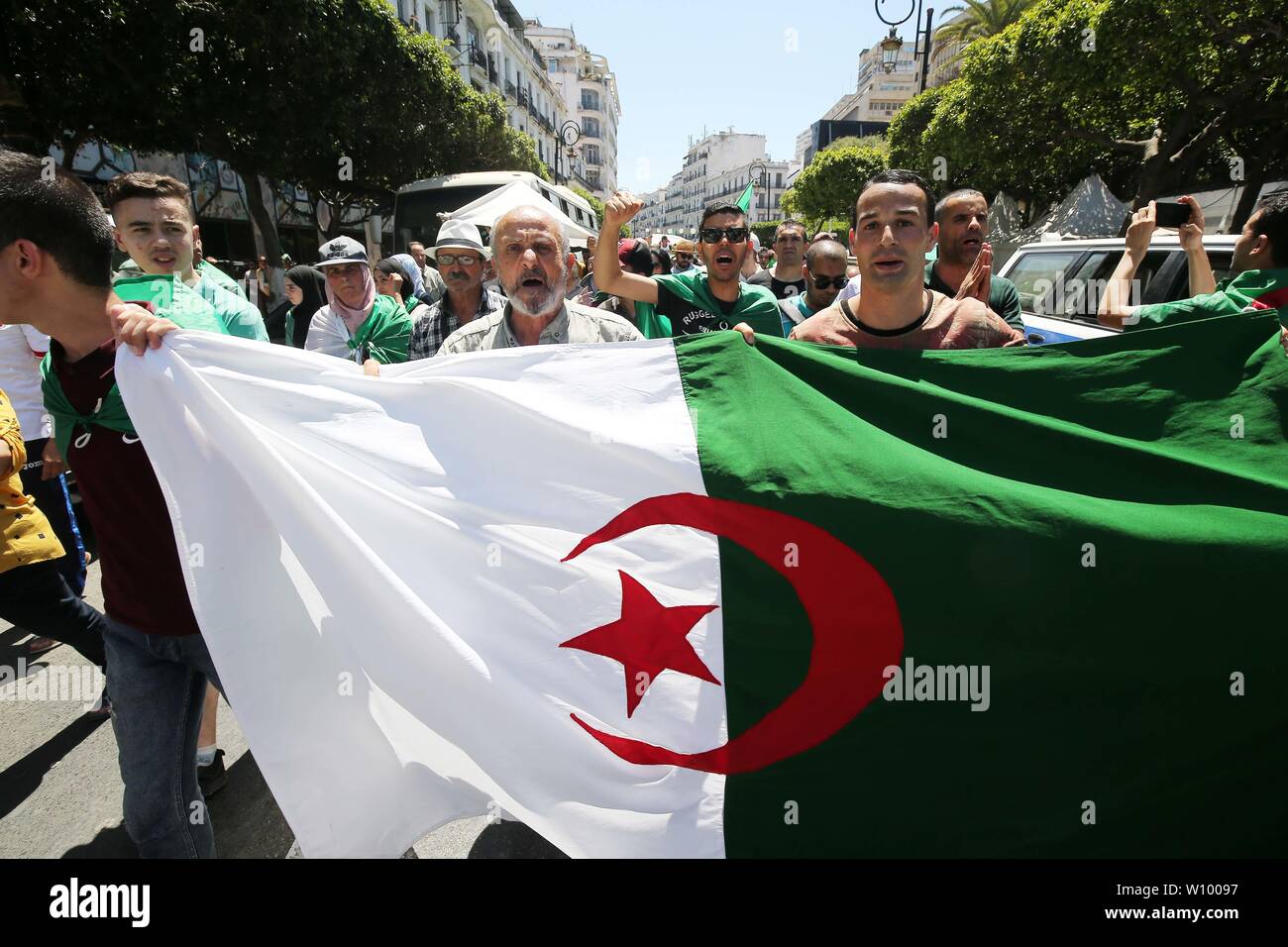 (190628) - ALGIER, 28. Juni 2019 (Xinhua) - die Algerier an einem Protest im Zentrum von Algier, Algerien, am 28. Juni 2019. Algerier inszenierten Proteste am Freitag der Regierung, die öffentliche Meinung zu respektieren, korrupte Beamte zu bestrafen, und führen Sie eine gründliche politische Reformen zu fordern. (Xinhua) Stockfoto