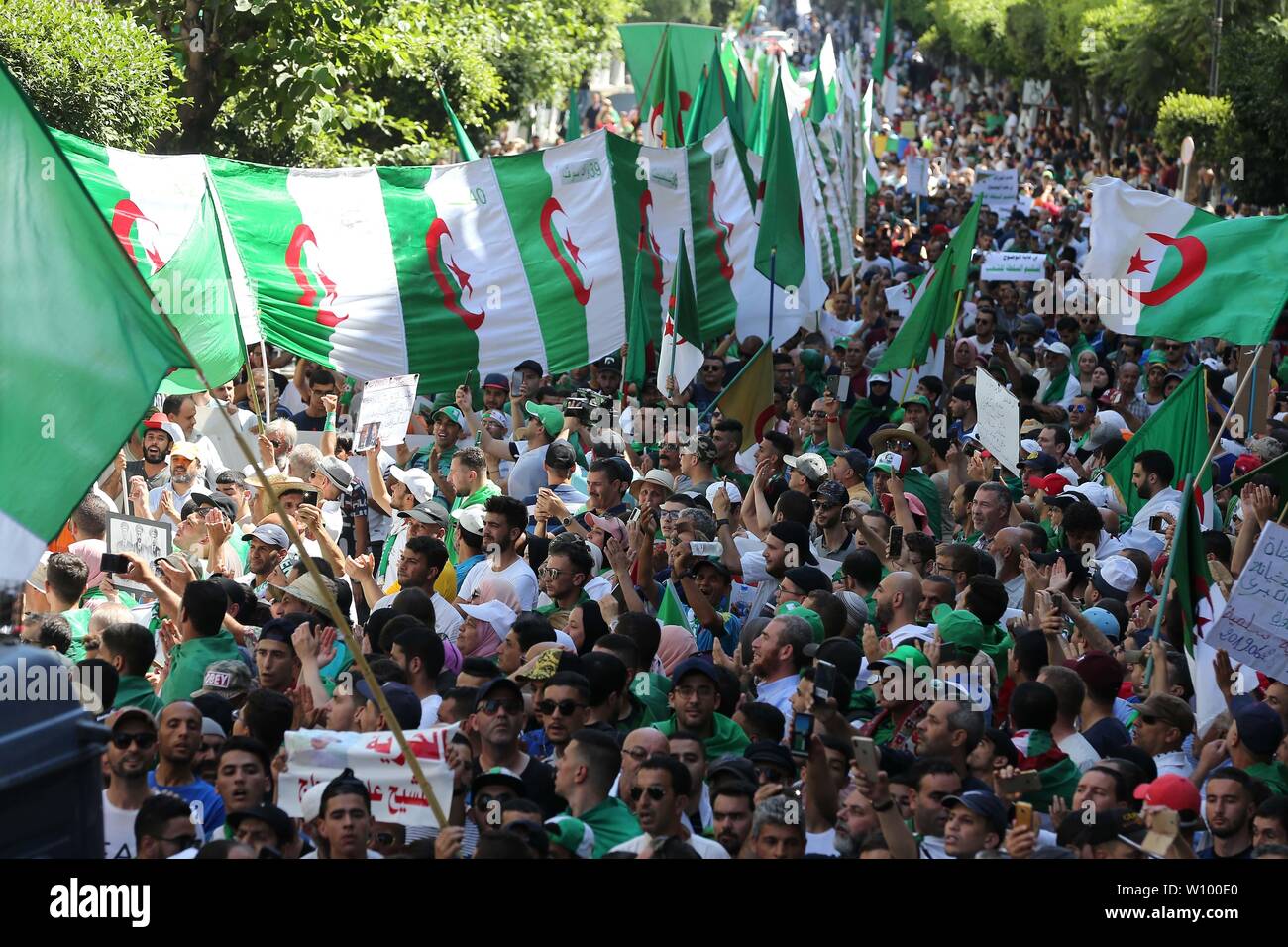 Algier. 28 Juni, 2019. Algerier nehmen an einem Protest im Zentrum von Algier, Algerien, am 28. Juni 2019. Algerier inszenierten Proteste am Freitag der Regierung, die öffentliche Meinung zu respektieren, korrupte Beamte zu bestrafen, und führen Sie eine gründliche politische Reformen zu fordern. Quelle: Xinhua/Alamy leben Nachrichten Stockfoto