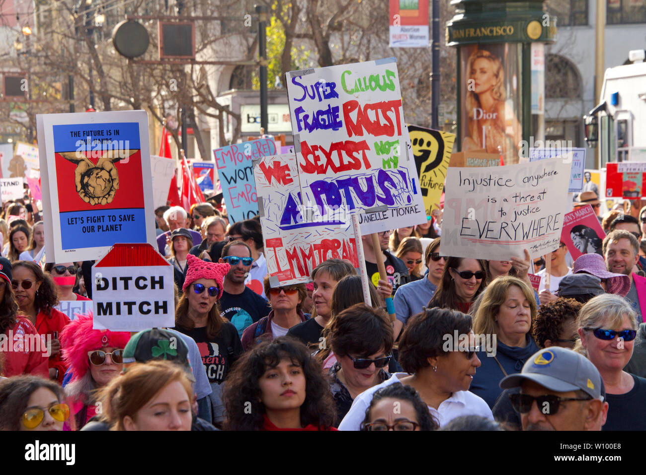 San Francisco, CA - 19. Januar 2019: Unbekannter Teilnehmer im März bei den Frauen. Thema in diesem Jahr ist die Wahrheit an die Stromversorgung und das Feiern der Frauen W Stockfoto