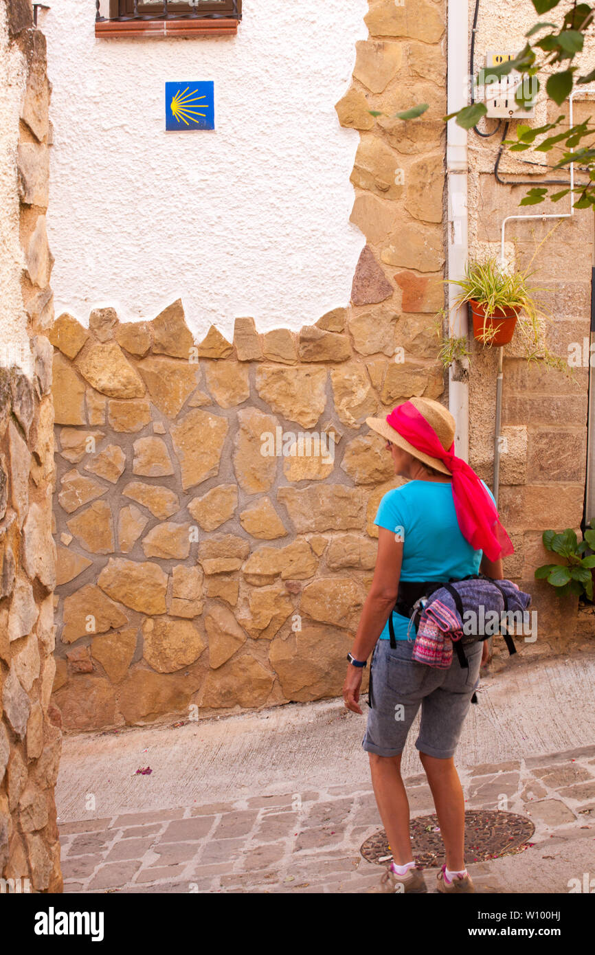 Pilger Wandern durch das spanische Dorf Cirauqui Navarra Spanien während eines Spazierwegs auf dem Jakobsweg auf dem Jakobsweg, dem Jakobsweg, Spanien Stockfoto