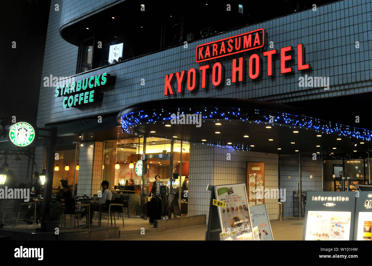 Kyoto Hotel und Starbucks Kaffee, bei Nacht Kyoto Japan Stockfoto