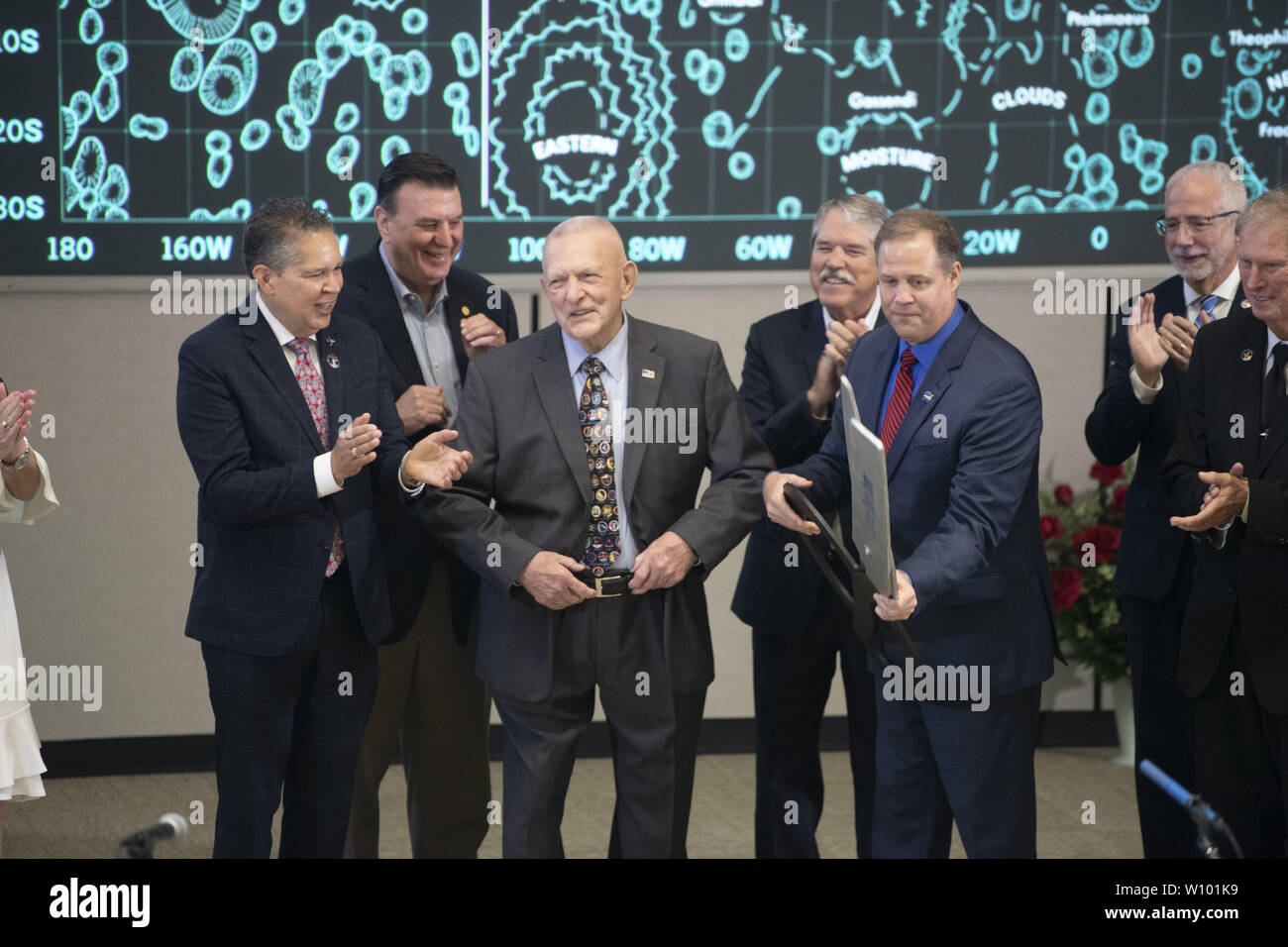 Webster, Texas, USA. 28 Juni, 2019. Würdenträger versammeln sich in der restaurierten Mission Control in Houston NASA außerhalb seiner Wiederherstellung zu Ehren des 50. Jahrestags der Mondlandung Apollo 11 von 1969 zu widmen. Flugdirektor Gene Krantz hilft NASA-Administrator Jim Bridenstine das zeremonielle Band durchschneiden. Credit: Bob Daemmrich/ZUMA Draht/Alamy leben Nachrichten Stockfoto