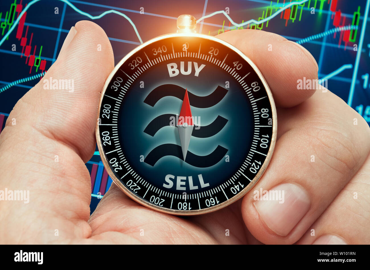 Hand mit Kompass mit glühenden Waage Münze Symbol und vor der Börse chart Daten. Kompassnadel zeigt kaufen Wort. Stockfoto