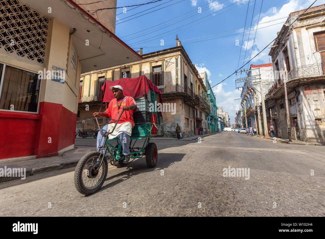 Havanna, Kuba - Mai 14, 2019: Blick auf die Straße der alten Stadt Havanna, der Hauptstadt von Kuba, während einer hellen und sonnigen Tag. Stockfoto