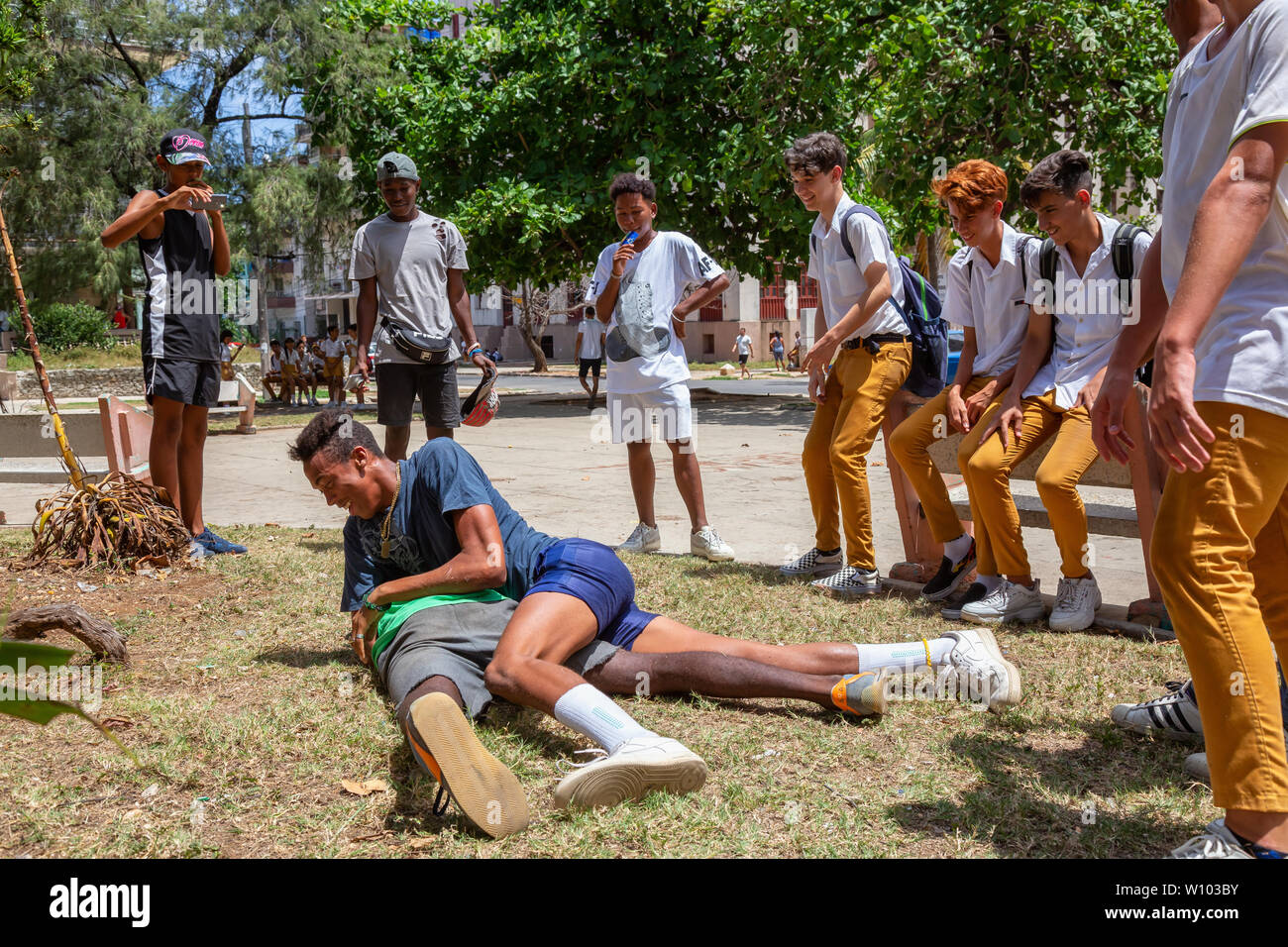 Havanna, Kuba - Mai 14, 2019: junge Teenager Wrestling und Spaß in einem öffentlichen Platz an einem heißen sonnigen Tag. Stockfoto