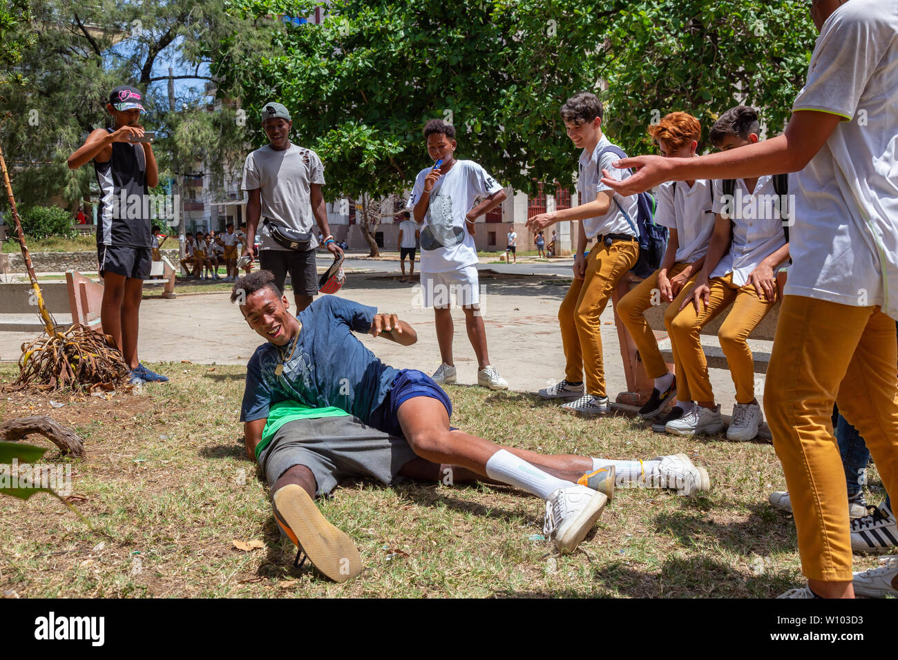 Havanna, Kuba - Mai 14, 2019: junge Teenager Wrestling und Spaß in einem öffentlichen Platz an einem heißen sonnigen Tag. Stockfoto