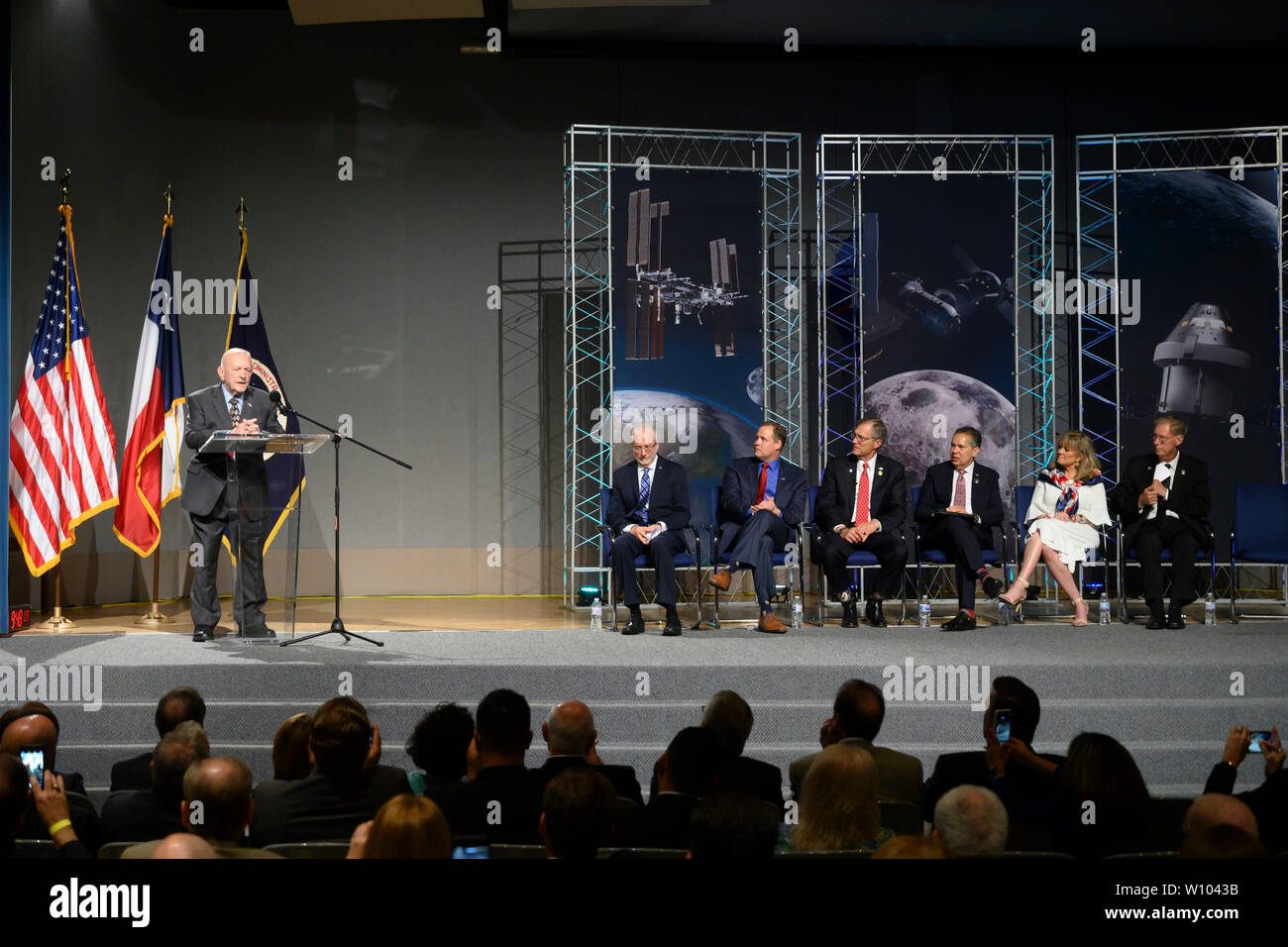 Pensionierte Apollo 11 Flight Director Gene Kranz spricht als Würdenträger im Johnson Space Center der NASA in der Nähe von Houston sammeln die Mission Control Center zu Ehren des 50. Jahrestags der Mondlandung Apollo 11 von 1969 zu widmen. Kranz geholfen, Geld für die multi-million Dollar Restaurierung Anstrengung, den Raum zu seinen 1969 Blick zurück Heben Stockfoto