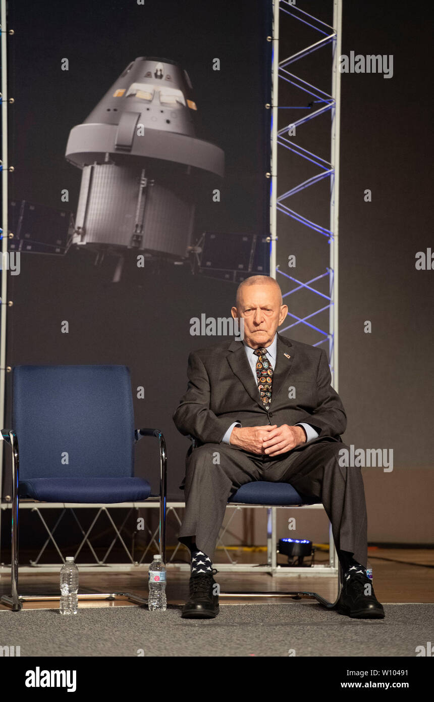 Während einer Zeremonie im Johnson Space Center der NASA, pensionierter Apollo 11 Flight Director Gene Kranz hört, während er darauf wartet, seine Erinnerungen an den Tag vor fast 50 Jahren, als die US-amerikanische Männer landete auf dem Mond. Die Mission Control Center wurde später nach einer mehrere Millionen Dollar Restaurierung Bemühung mit der 50-Jahr-Feier übereinzustimmen, gewidmet. Stockfoto