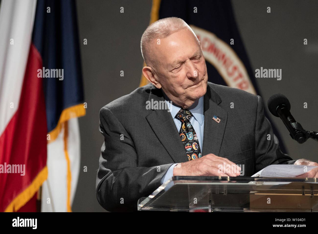Apollo 11 Flight Director Gene Krantz gibt seine Erinnerungen an den Tag vor fast 50 Jahren, als die US-amerikanische Männer auf dem Mond während der Zeremonien bei der NASA außerhalb Houston gelandet. Die ursprüngliche Mission Control Center wurde später nach einer mehrere Millionen Dollar Restaurierung Bemühung mit der 50-Jahr-Feier übereinzustimmen, gewidmet. Stockfoto