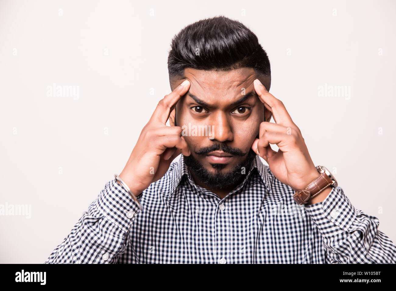 Nachdenklichen jungen Männern in schwarz auf weißem Hintergrund isoliert Stockfoto