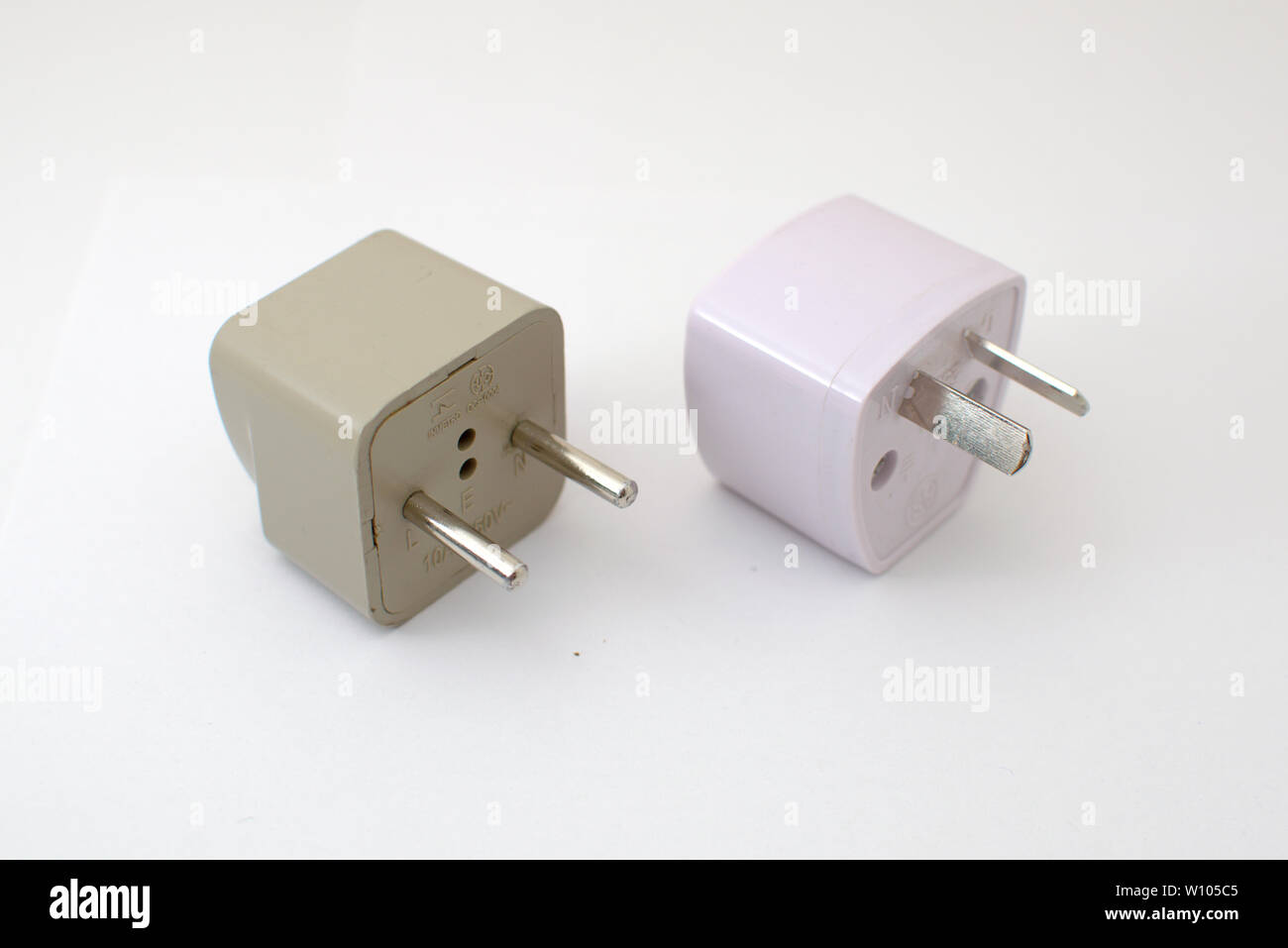 Studio Schuß von zwei Adapter-Stecker. Typ C auf der linken Seite, argentinische Typ I auf der rechten Seite. Stockfoto
