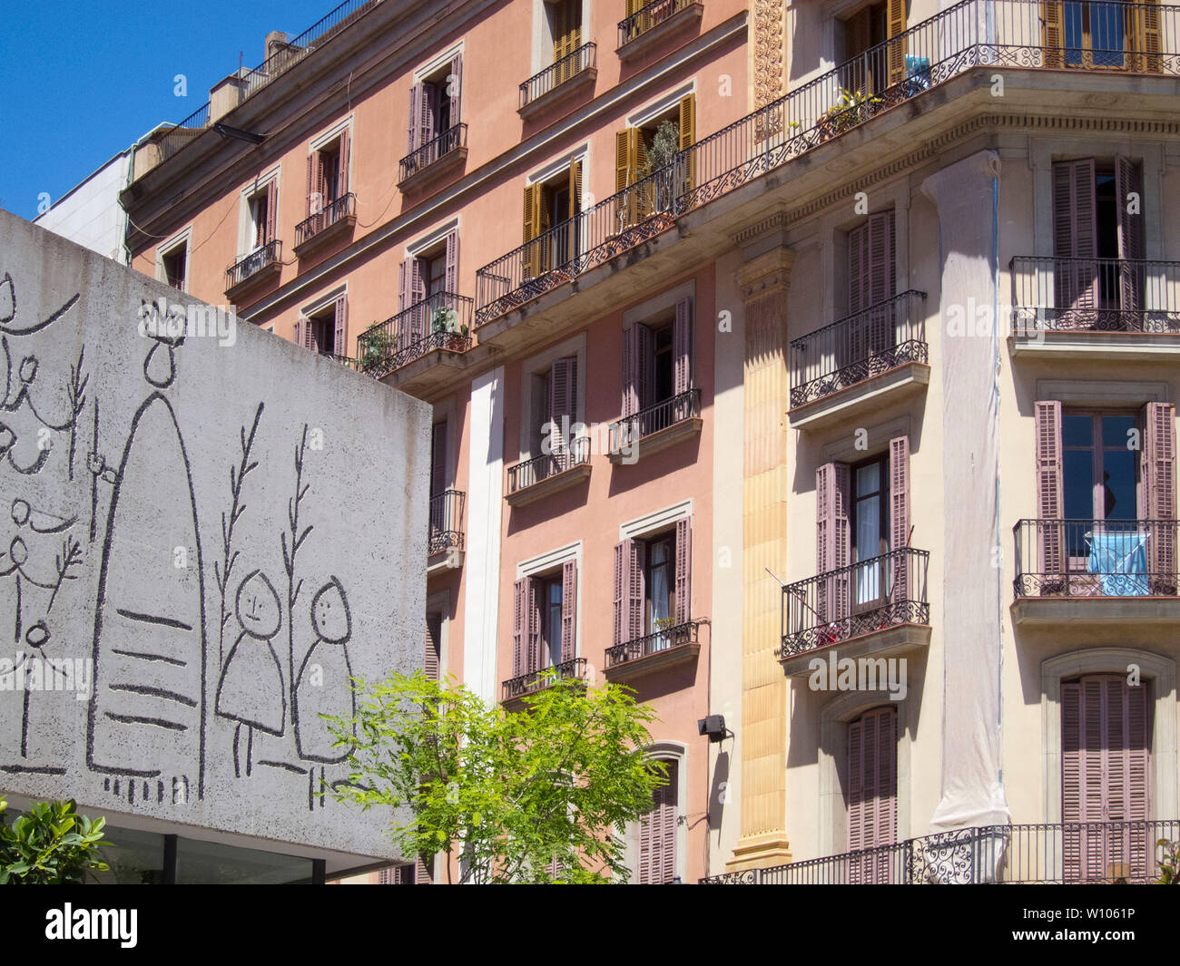 Picasso Museum Fries nebeneinander gegen ältere Gebäude, wie man das Gotische Viertel in Barcelona, Spanien. Stockfoto