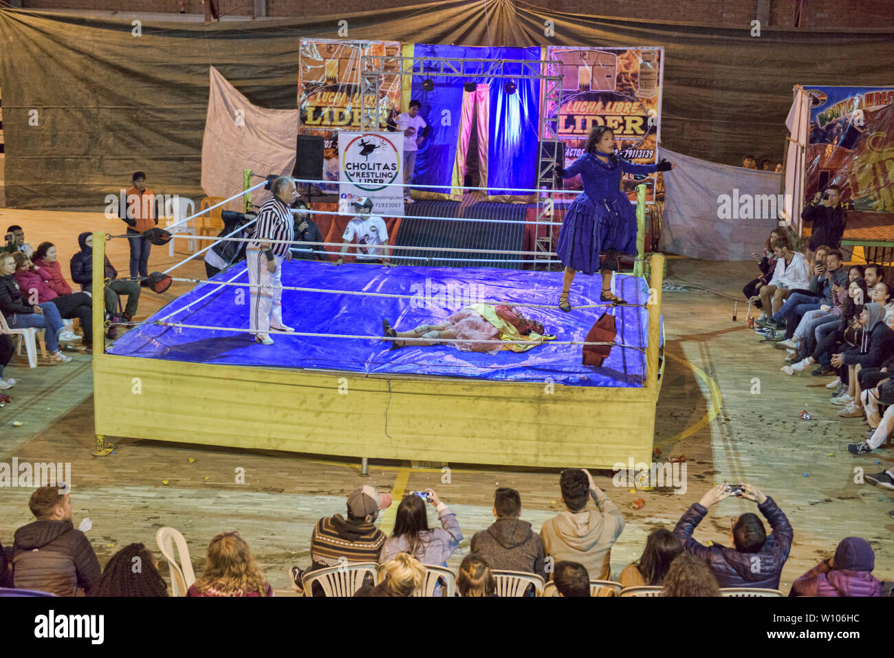 Cholita wrestling (Lucha Libre) in La Paz, Bolivien Stockfoto