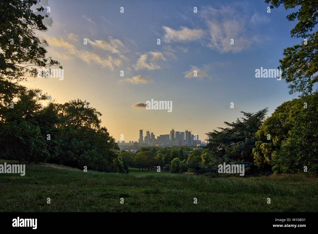 Sonnenuntergang auf Canary Wharf aus South London Park, England Stockfoto