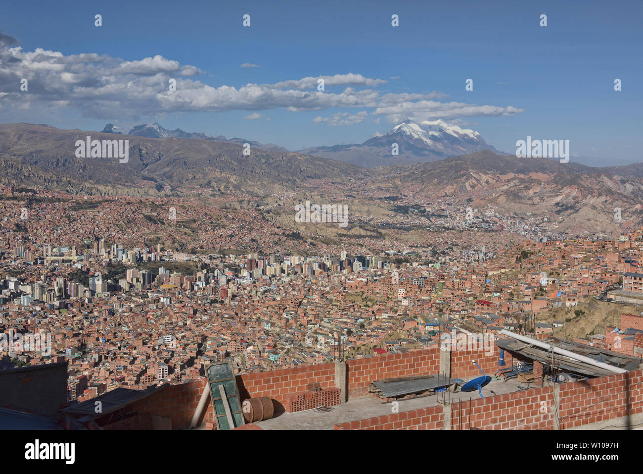 Blick auf La Paz und Illimani von El Alto, Bolivien Stockfoto