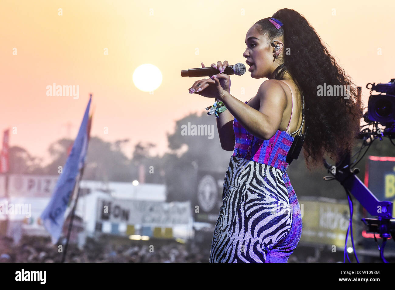 Glastonbury, Pilton, Somerset, UK. 28. Juni 2019. Jorja Smith führt im Westen Holts Stadium an Glastonbury Festival am 28. Juni 2019. Bild von Tabatha Feuerwehrmann/weiblichen Perspektive Credit: Weibliche Perspektive/Alamy leben Nachrichten Stockfoto