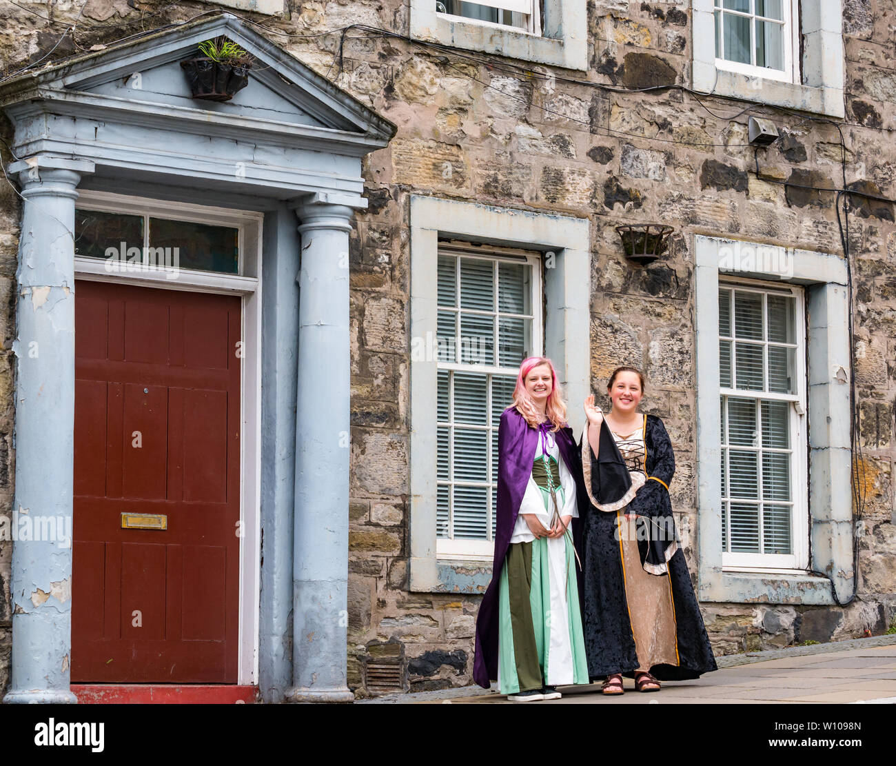 Junge Frauen in historischen Kostümen für Touristen Altstadt gekleidet, Stirling, Schottland, Großbritannien Stockfoto