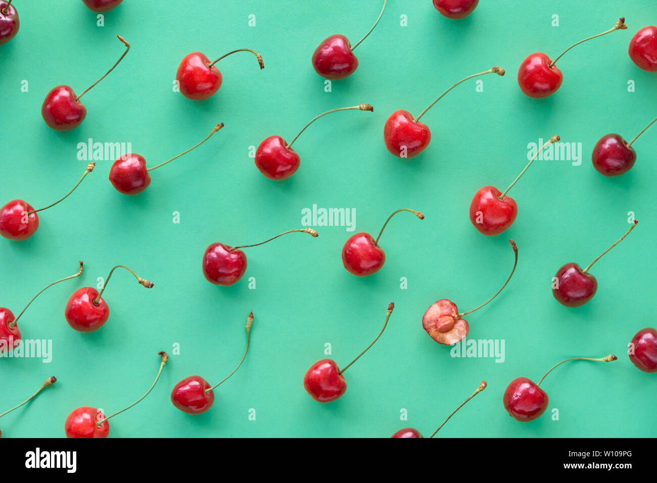Schmackhafte Kirsche auf hellgrün Papier Hintergrund, Sommer geometrische berry Hintergrund Stockfoto