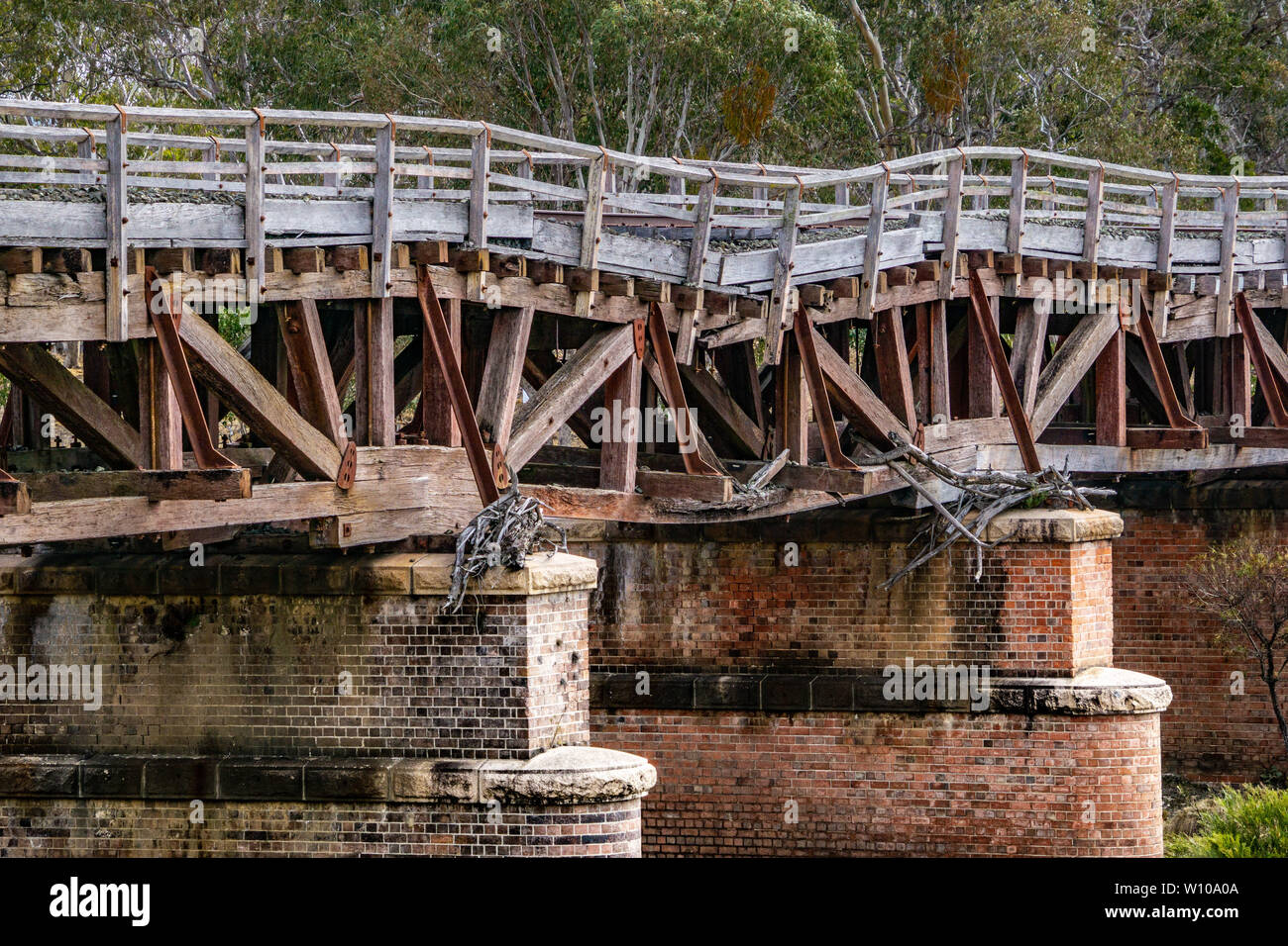 Alte Bahnlinie Brücke, die ist, um zu fallen Stockfoto