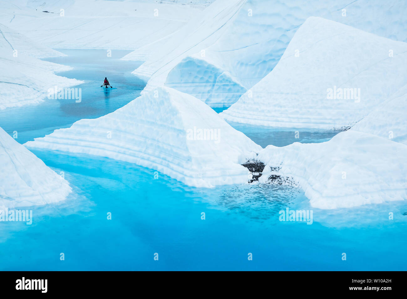 Massive Kühlrippen aus Eis, die wie Eisberge sehen Stick aus dem Wasser von einem tiefblauen See auf der Matanuska Gletscher. Die Flossen sind durch Schmelzen together geschnitzt Stockfoto