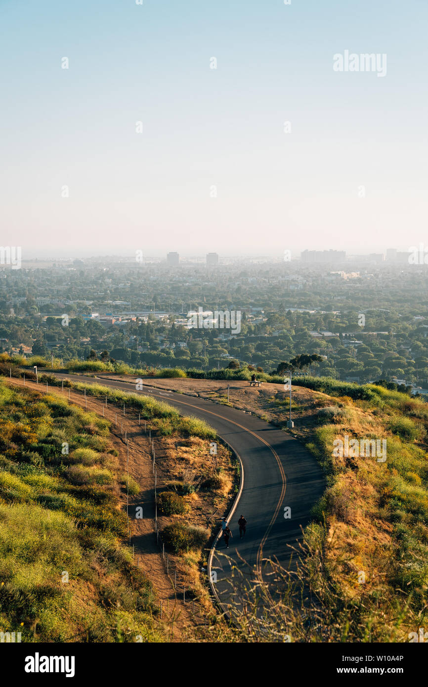 Blick auf die Straße zu Baldwin Hills Aussichtspunkt, in Los Angeles, Kalifornien Stockfoto