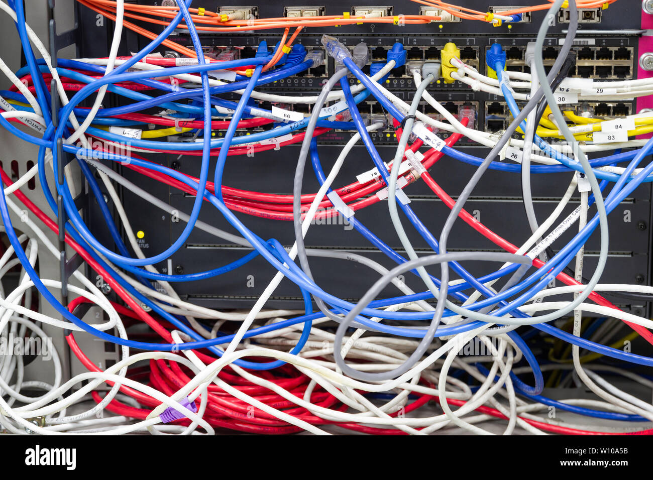Bangkok Thailand: - Juni 25, 2019: - Kabel-Netzwerk im Serverraum Kabelsalat von Schlecht verlegtes Kabel Konzept organisierten Verkabelung im Serverraum Stockfoto