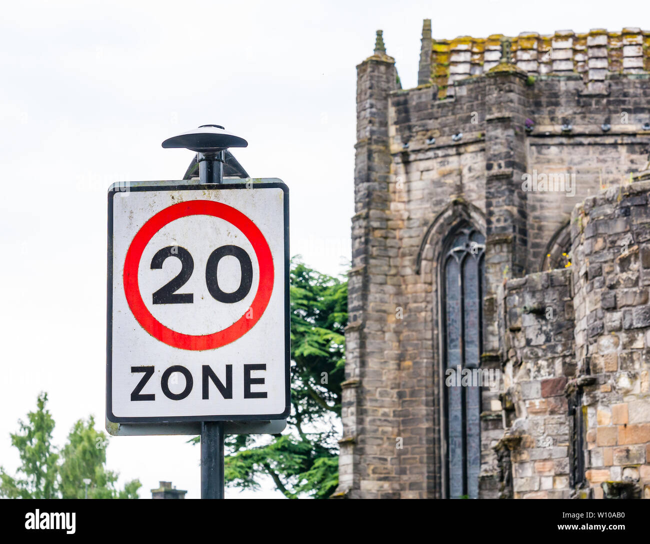 20 mph Straßenschild neben der Church of the Holy Rude, Old Town, Stirling, Schottland, Großbritannien Stockfoto